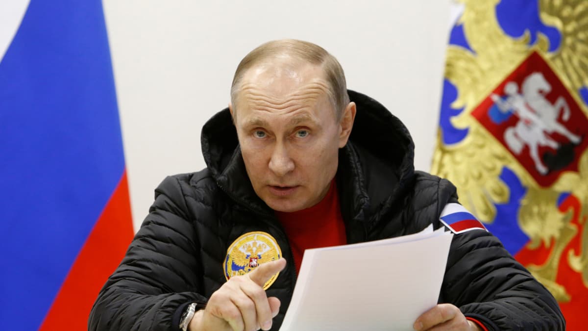 Putin toppatakki päällä.