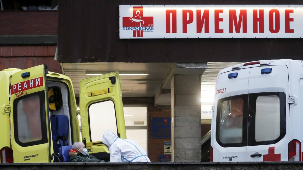 Ambulansseja sairaalan edustalla Pietarissa.