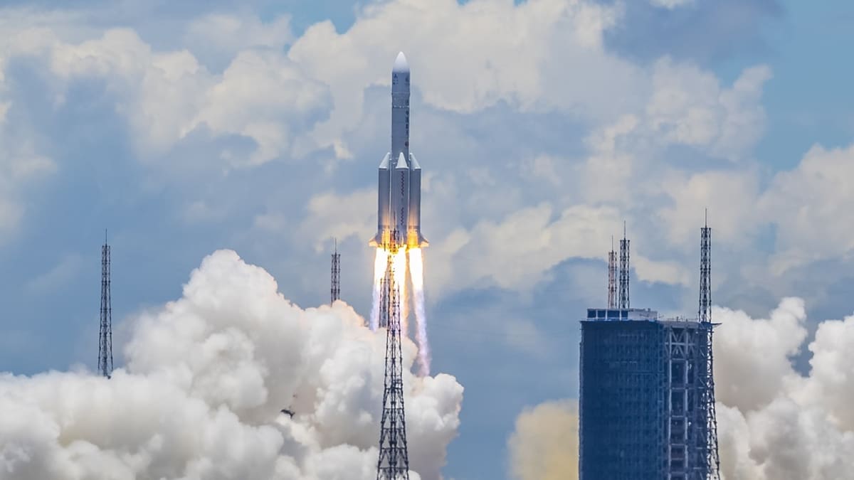 Tulipyrstöinen raketti nousemassa taivaalle. 