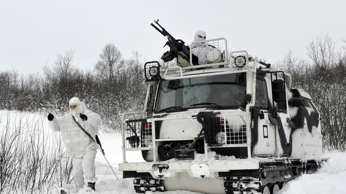 Lumipukuisia henkilöitä Murmanskissa.