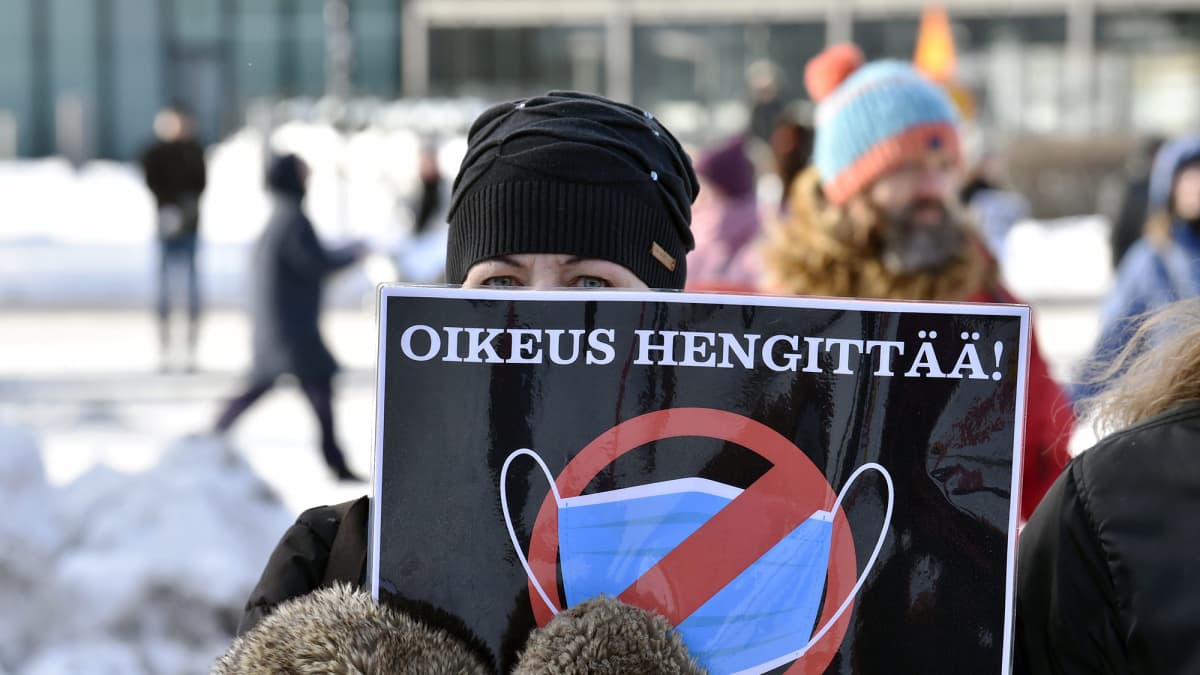 Kansallismielisten Muista ystävyys -mielenosoitus Kansalaistorilla Helsingissä ystävänpäivänä 14. helmikuuta.