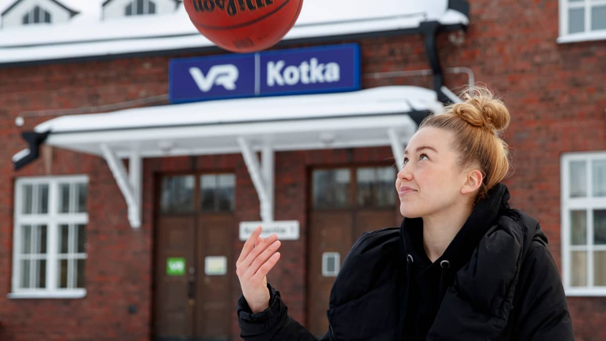 Linda Lehtoranta poseeraa koripallon kanssa Kotkan juna-asemalla. 