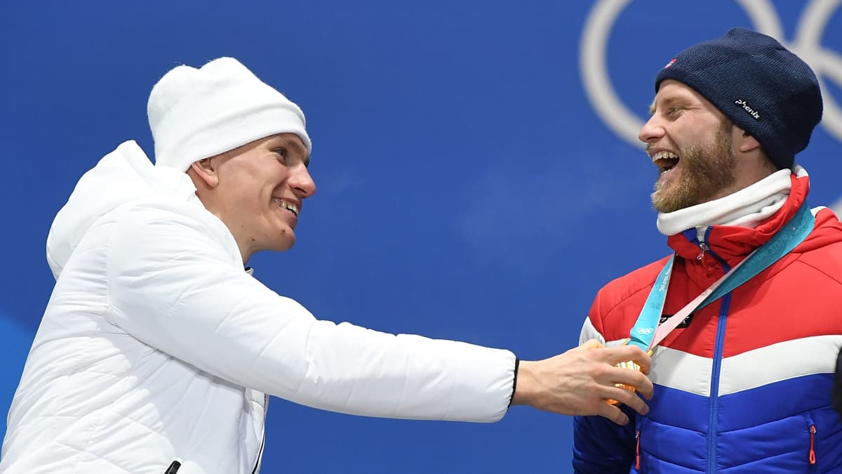 Aleksandr Bolshunov osaa tarvittaessa myös hassuttelun taidon. Pyeongchangin olympialaisissa 2018 Bolshunov yritti "ryövätä" Norjan Martin Johnsrud Sundbyn kultamitalin. 