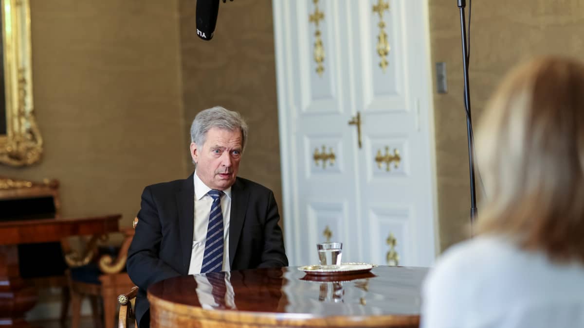 Tasavallan presidentti Sauli Niinistö on yksi johtavista poliitikoista, jotka kertovat sarjassa koronan herättämistä tunnoistaan.