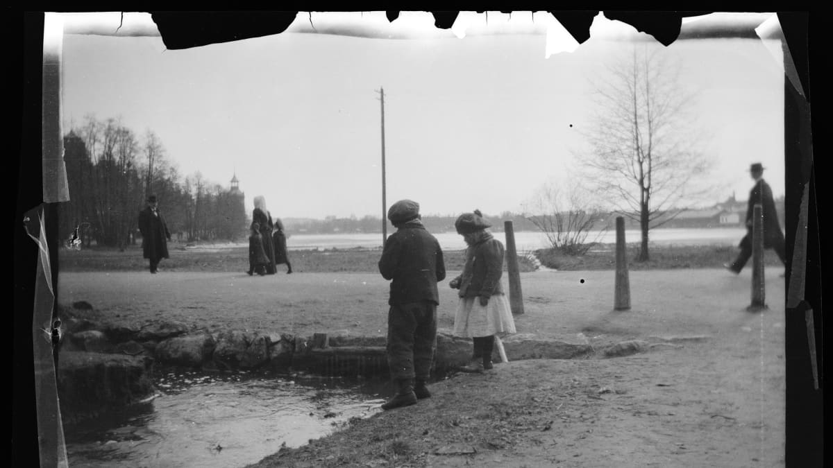 Tyttö ja poika Eläintarhanlahdella, 1902