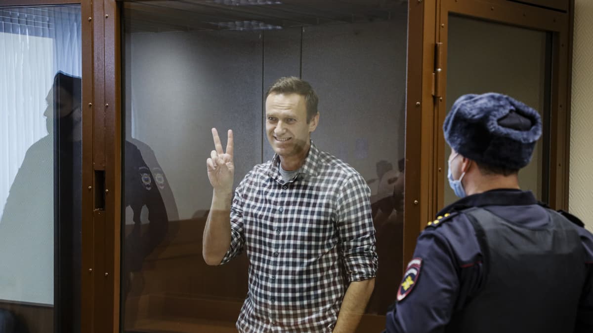 Aleksei Navalnyi näyttää voitonmerkkiä.