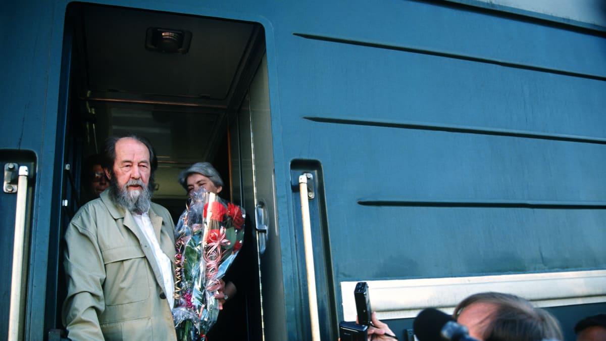 ALEKSANDR SOLZHENITSYN palaa kotiseuduilleen 1994.