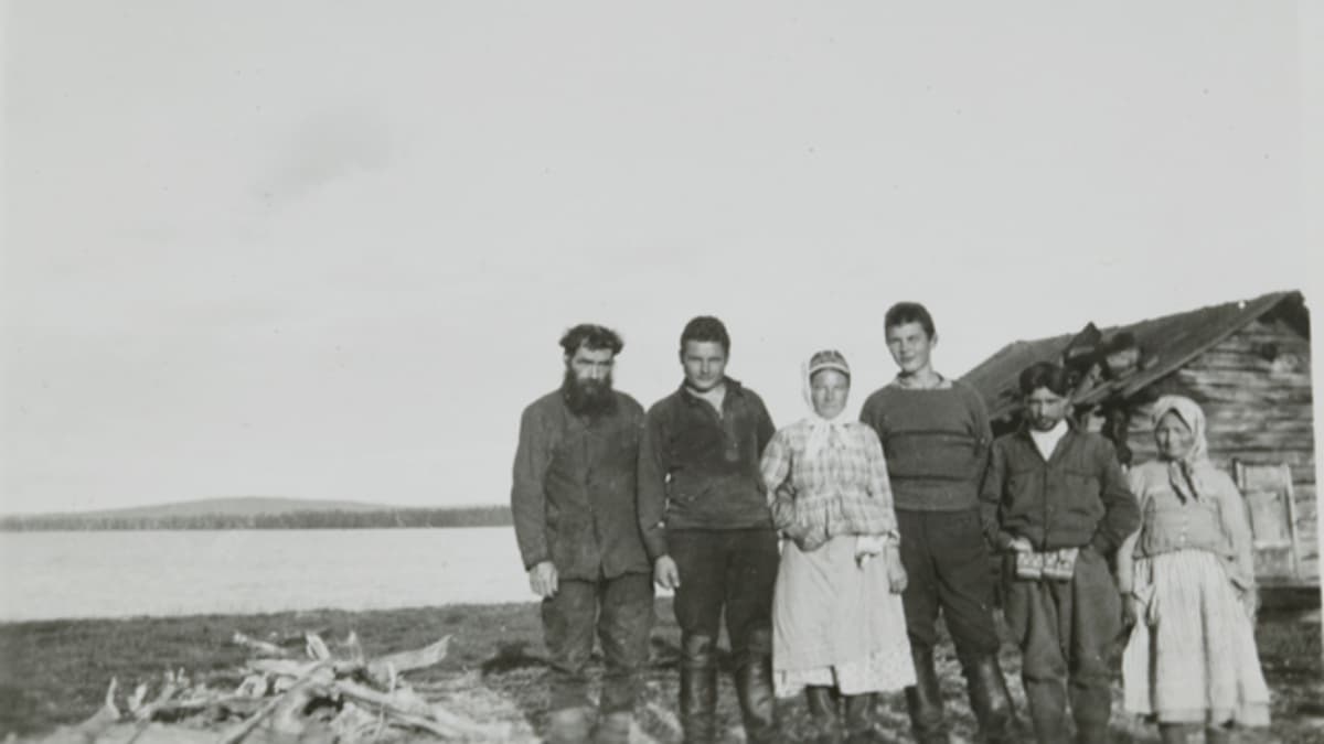 Kolttia sekä kaksi suomalaista asevelvollista Petsamon Suonikylässä elokuussa 1931.