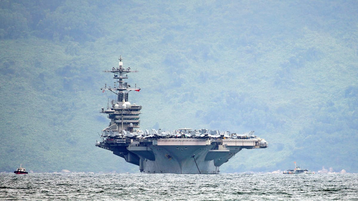 Yhdysvaltain lentotukialus USS Theodore Roosevelt kuvattuna Da Nangin edustalla Vietnamissa maaliskuussa 2020.
