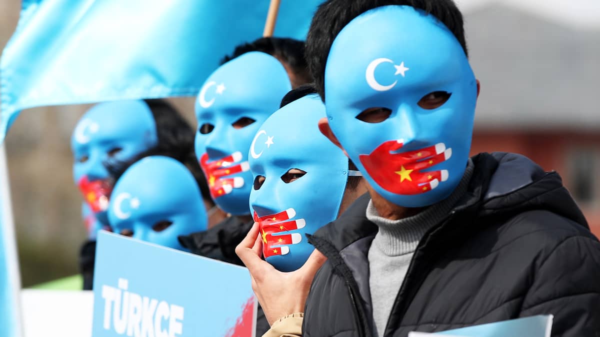 Kiinalaisten uiguurien oikeuksia vaativia mielenosoittajia Istanbulissa Turkissa.