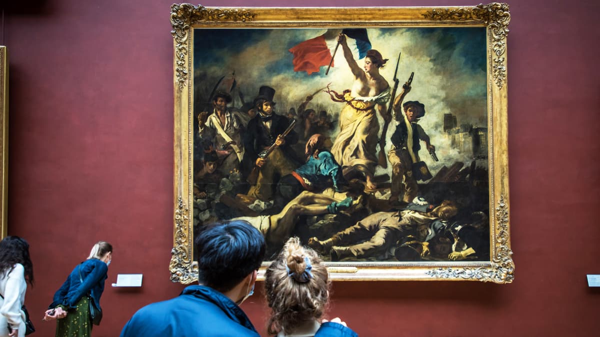 Museovieraat katselevat vallankumousta esittävää maalausta Louvressa.