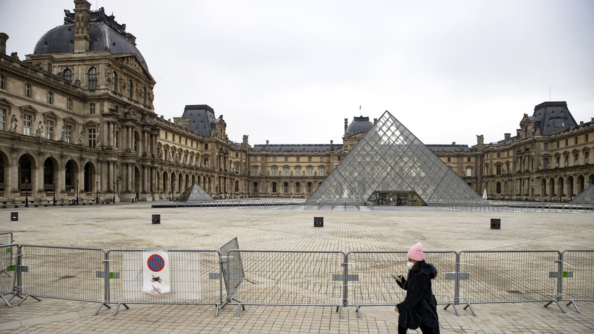 Autio aukio Louvren edustalla Pariisissa.