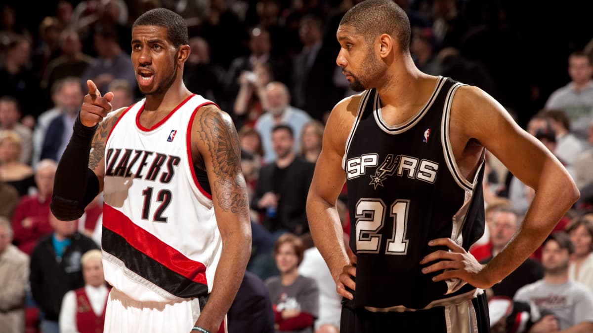 LaMarcus Aldridge (vas.) pelasi yhdeksän kautta Portlandissa. San Antonion Tim Duncan (oik.) oli usein hänen vastustajansa, myöhemmin kaksikosta tuli seurakavereita Spursissa. 