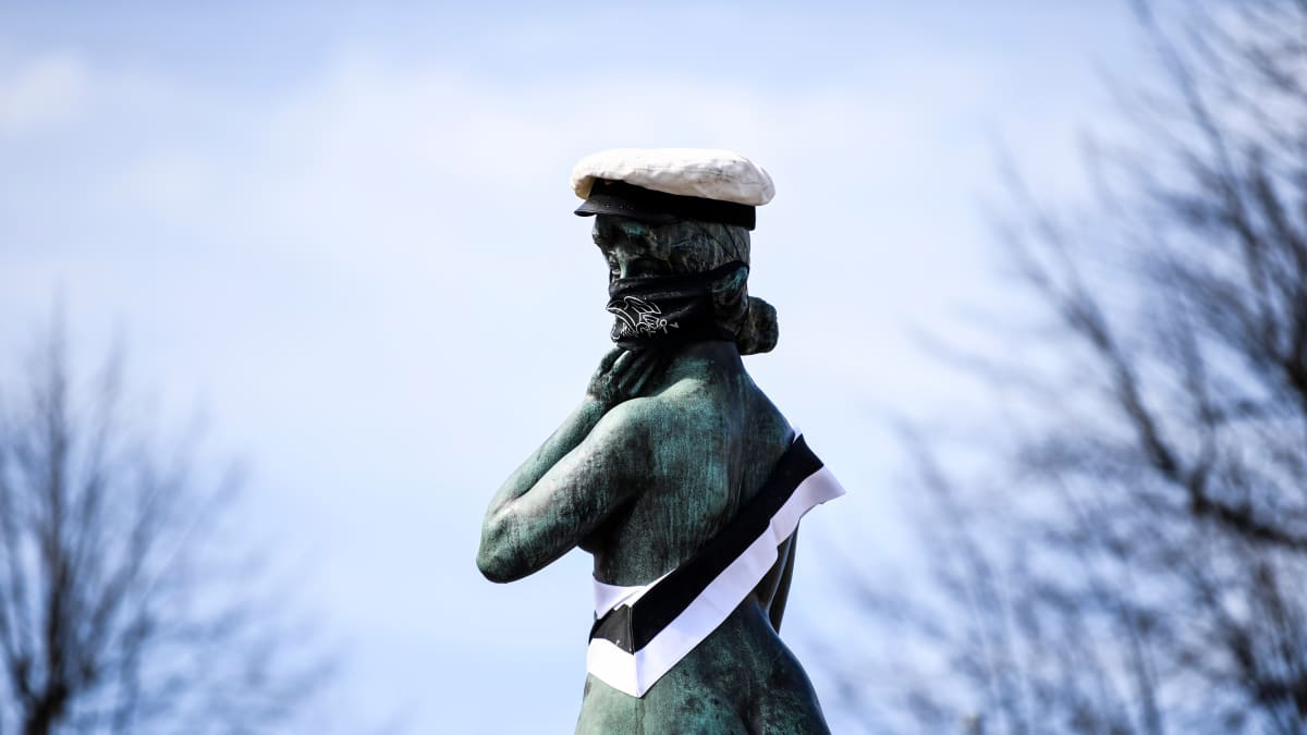 Svenska handelhögskolans studentkår pesi ja lakitti Havis Amanda -patsaan 20. húhtikuuta.