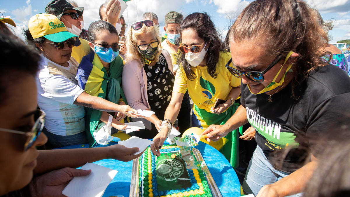 Jair Bolsonaron tukijat leikkaavat kakkua maaliskuussa.