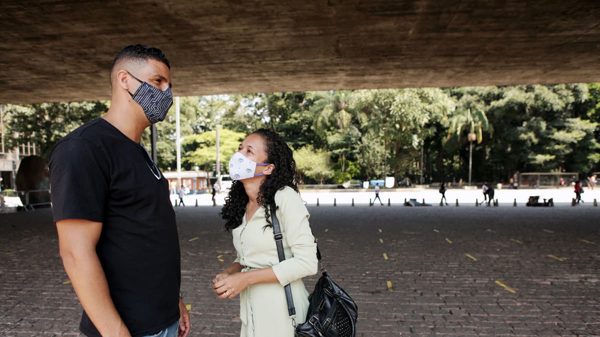 Thiago Marques ja Michele Santos juttelevat Sao Paulon kadulla.