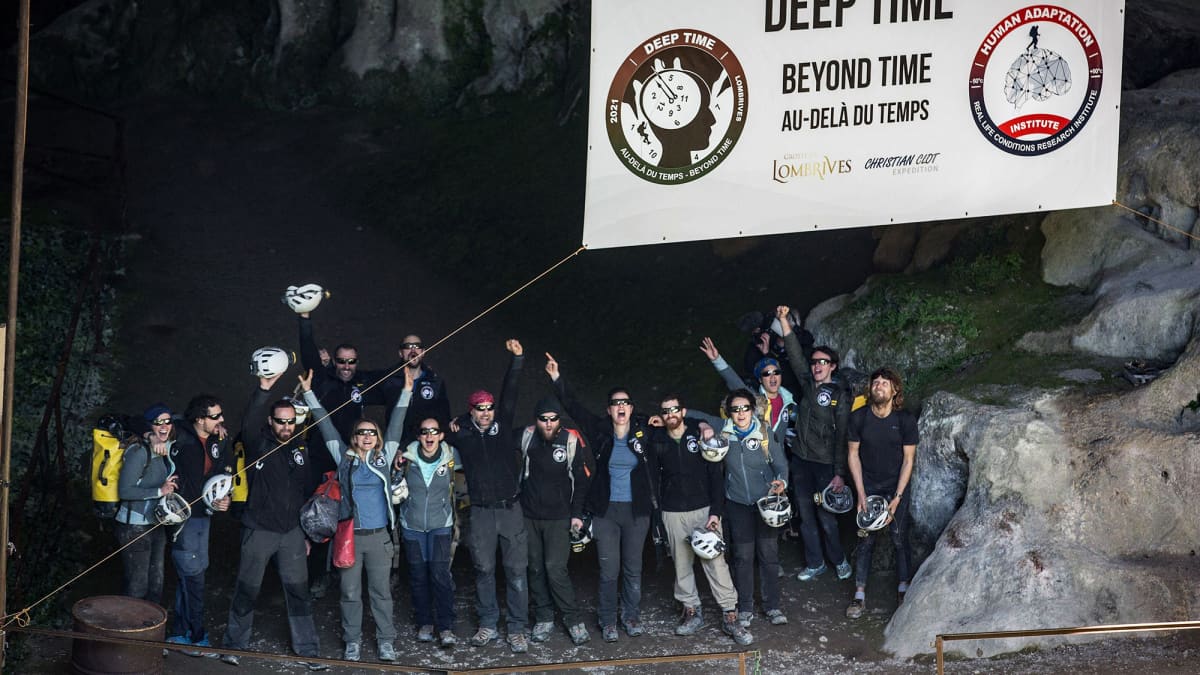Ryhmä vapaaehtoisia jotka viettivät luolassa 40 vuorokautta.