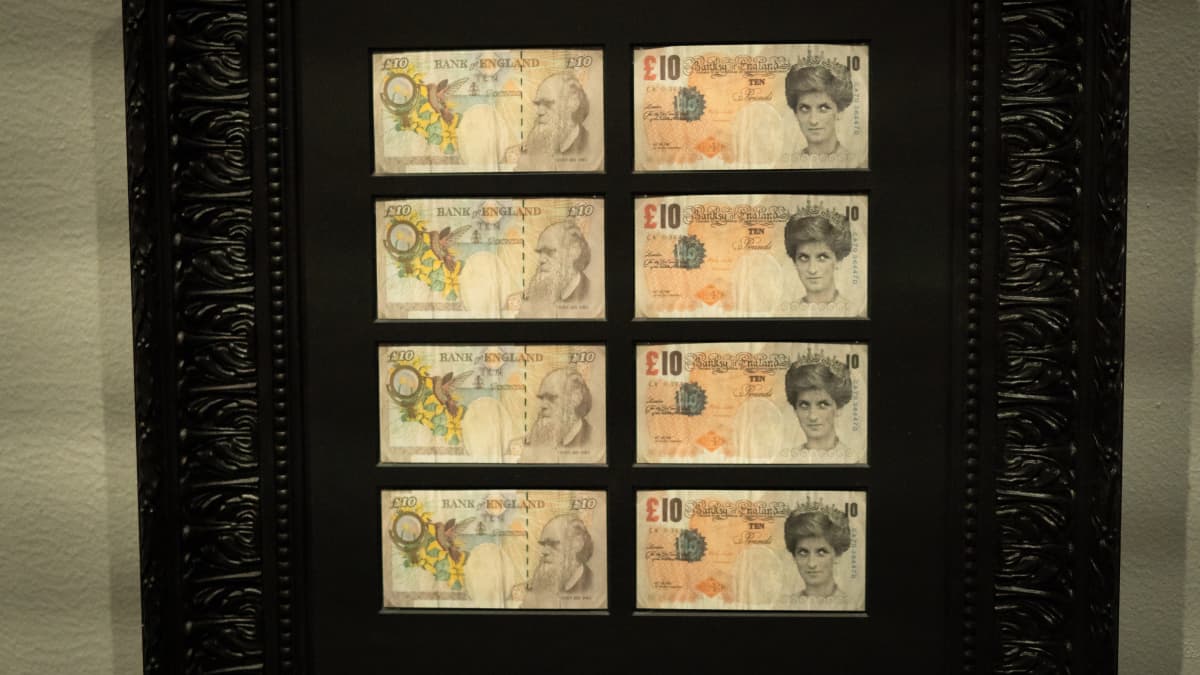 Banksyn tekemiä Diana-seteleitä A Visual Protest -näyttelyssä