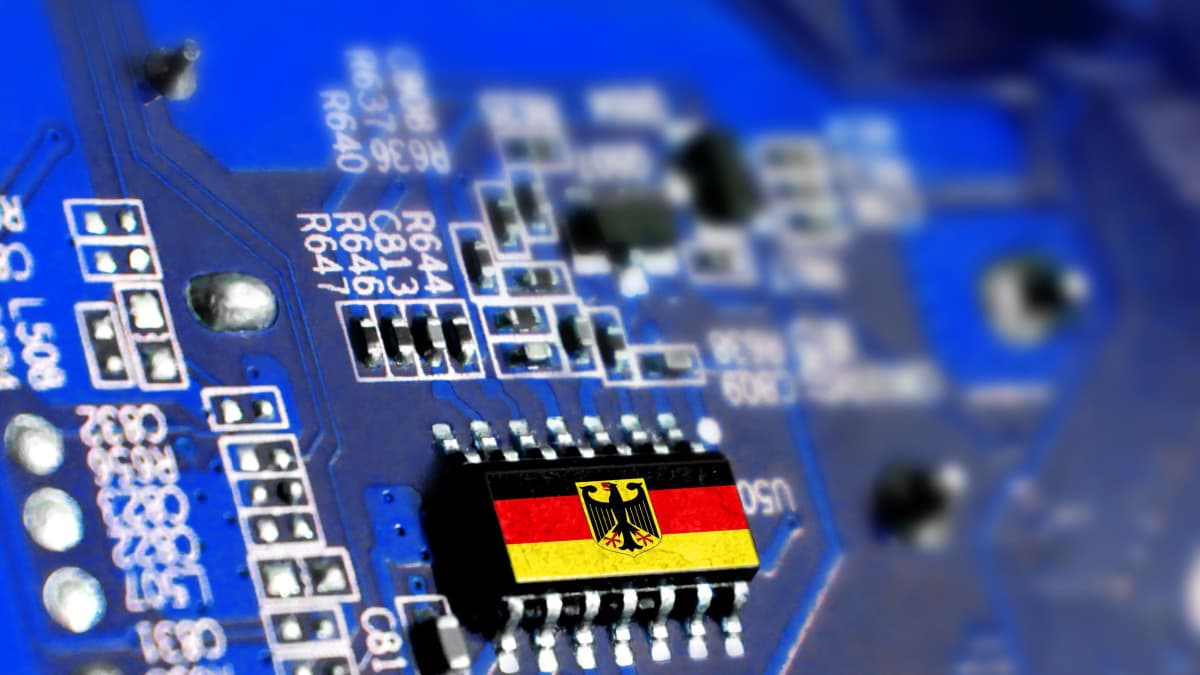 Tietokoneen piirilevy, jolla Saksan lippu.