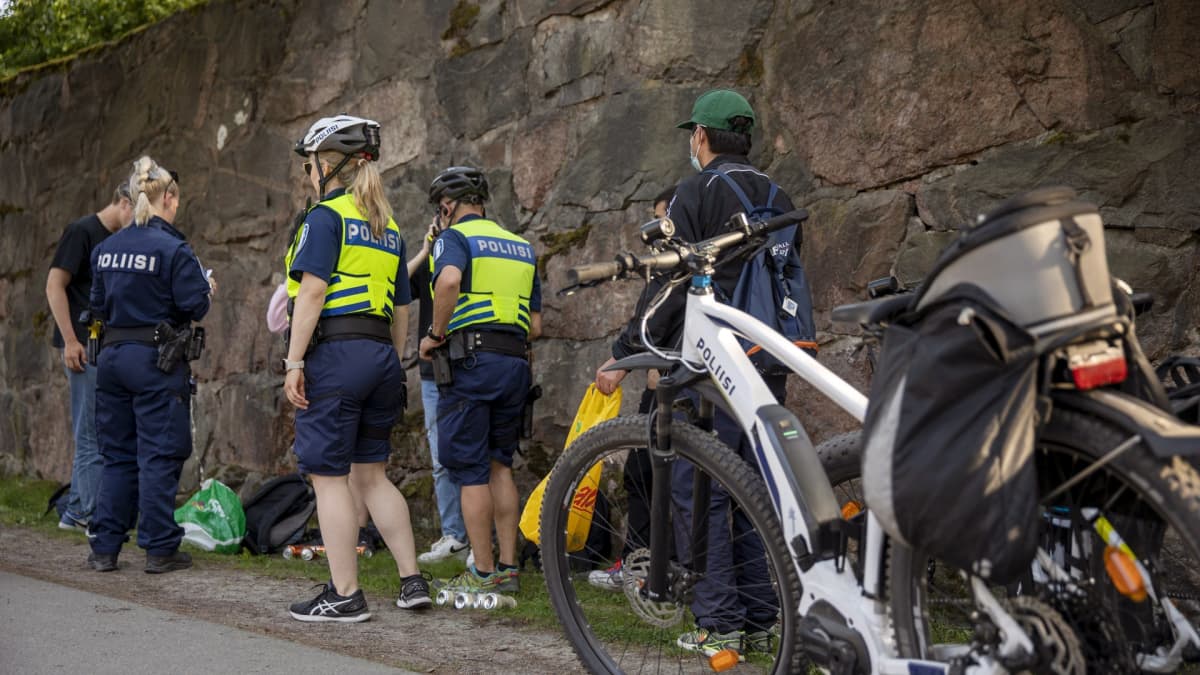 Poliisi sakotti nuoria ja käski kaataa alkoholijuomat maahan koulujen päättäjäisviikonloppuna Hietaniemessä Helsingissä 5. kesäkuuta 2021.