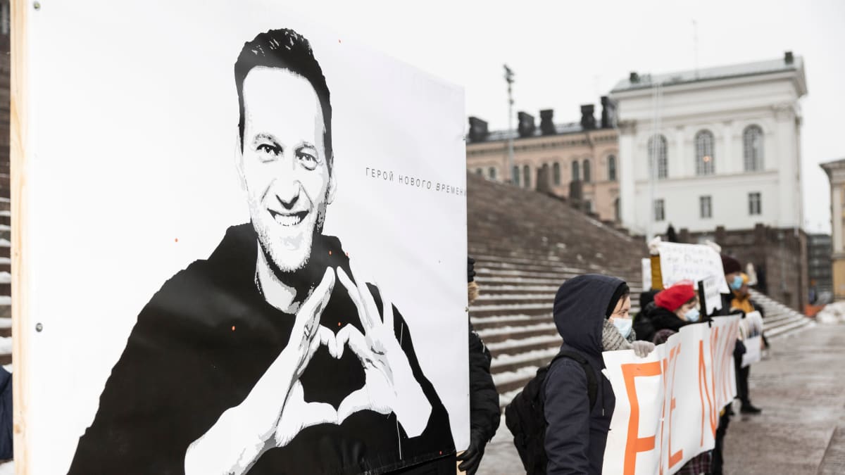 Navalny miekkari Helsinki, Senaatin tori, 16.1.22 - Navalnyi vuoden vankilassa