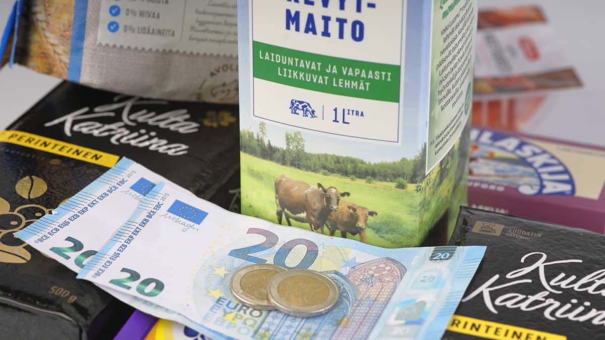 Pöydälle aseteltuna kahvipaketteja sekä maito- ja leviterasiat, joiden päällä seteleitä ja kolikkoja.