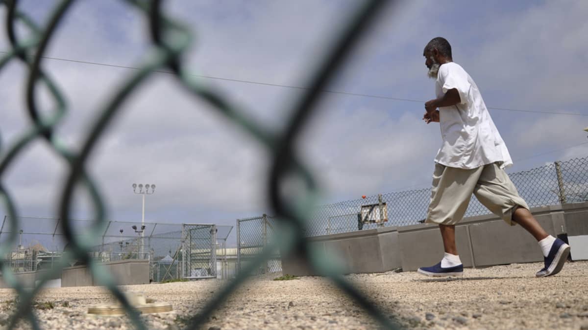 Guantanamo Bayn vanki juoksemassa vankilan pihalla.