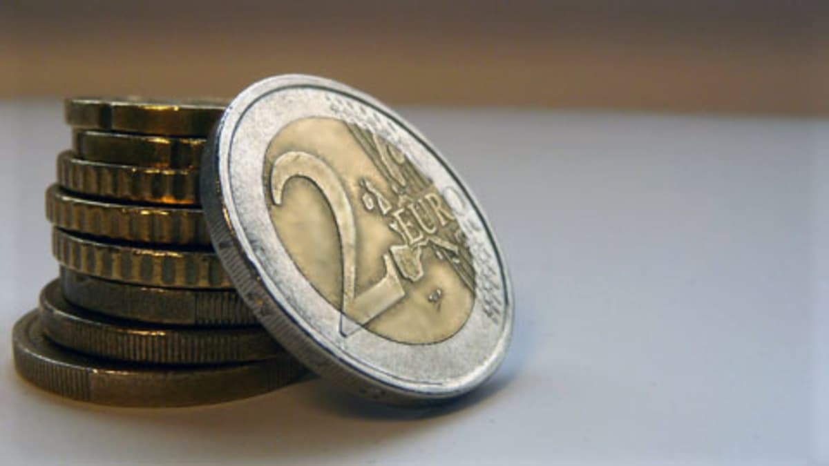 Kuvassa aitoja kahden euron kolikoita.