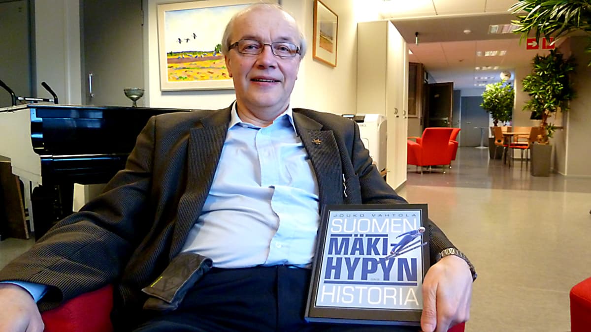 Professori Jouko Vahtola teki perusteellisen katsauksen suomalaisen mäkihypyn taustoihin teoksessaan Mäkihypyn historia.