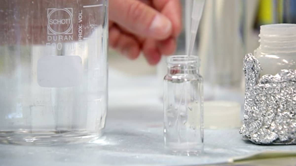 Veden puhtautta testataan laboratoriossa.