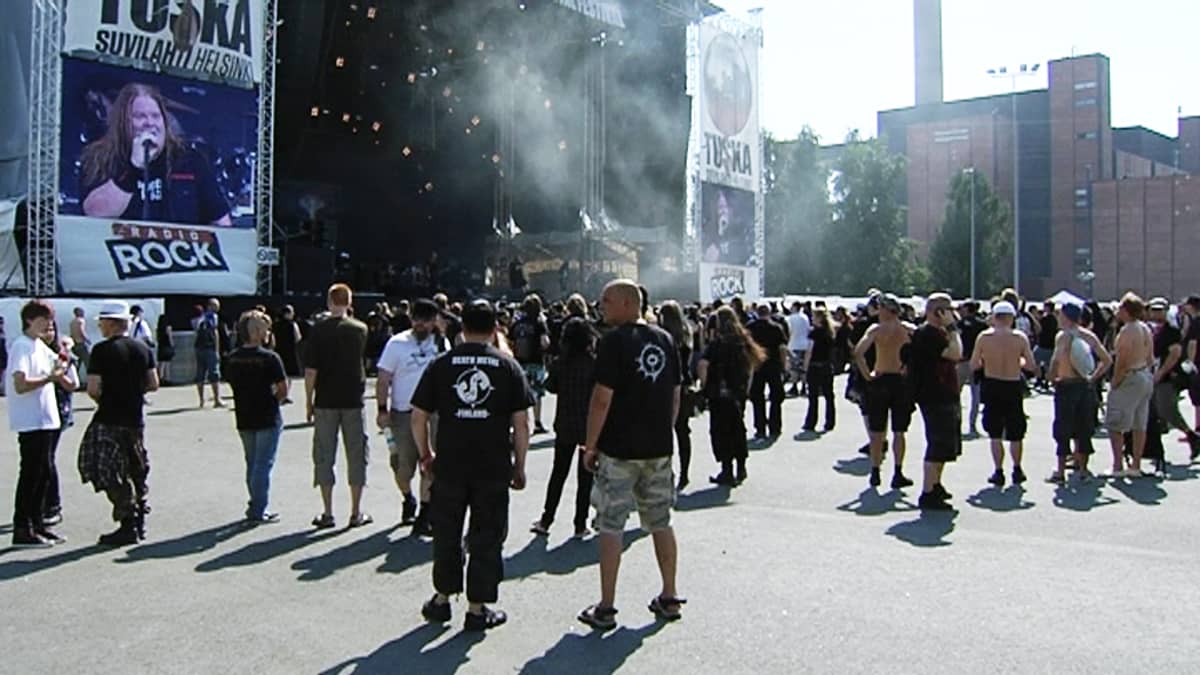 Yleisöä lavan edessä Tuska-festivaalilla 2011.