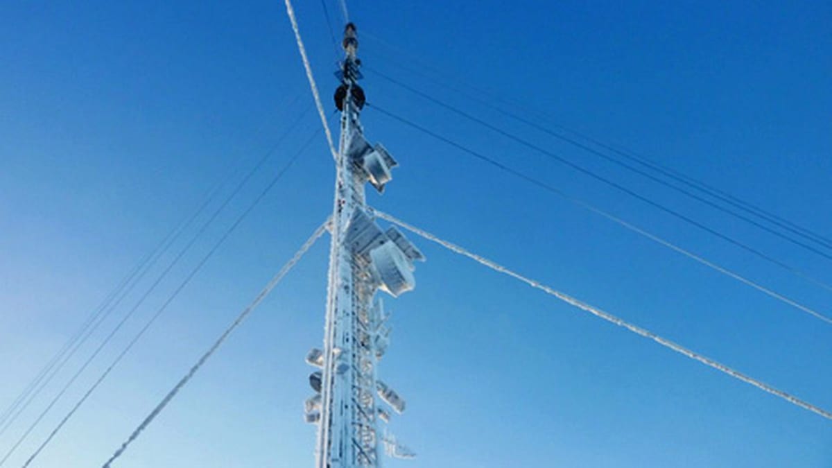 Vuokatin radiomasto välittää Kainuun alueen mm. radio- ja tv-lähetyksiä.