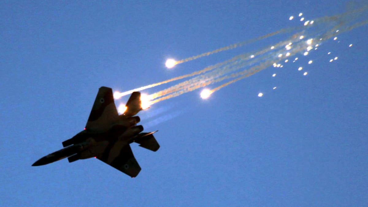 Israelin ilmavoimien F-15 hävittäjä on laukaissut koneen puolustusjärjestelmään kuuluvia hämäysraketteja.