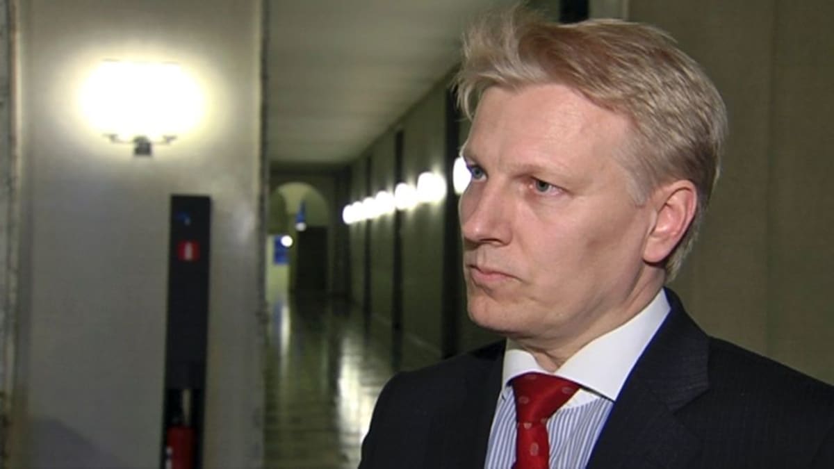 Keskustan eduskuntaryhmän puheenjohtaja Kimmo Tiilikainen