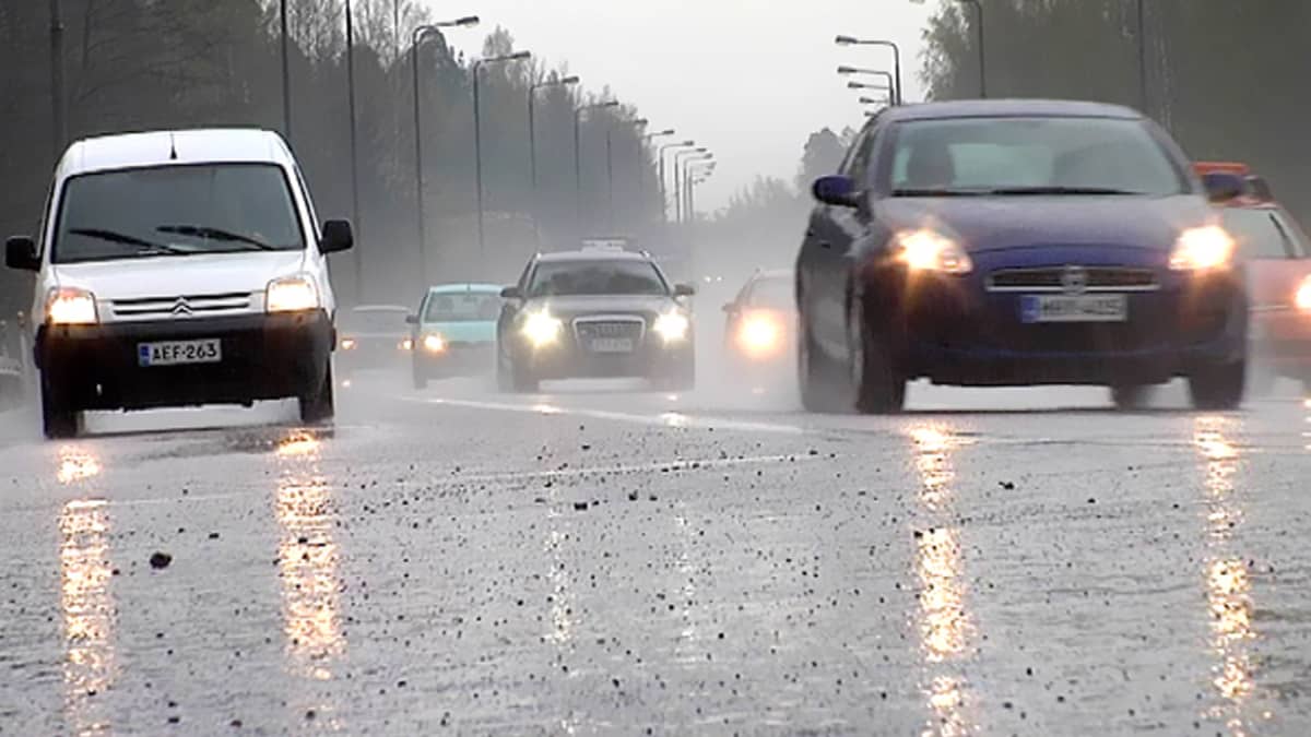 Autoja liikenteessä. Sateinen ja harmaa sää.