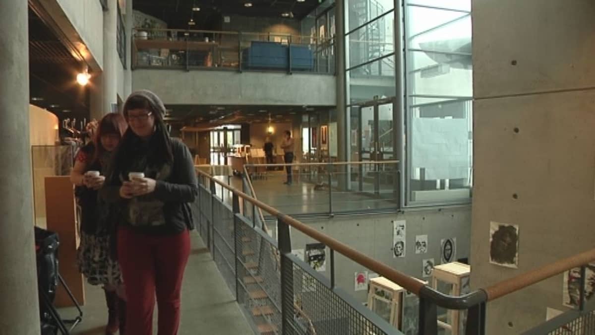 Opiskelijoita Kankaanpään taidekoulun käytävällä