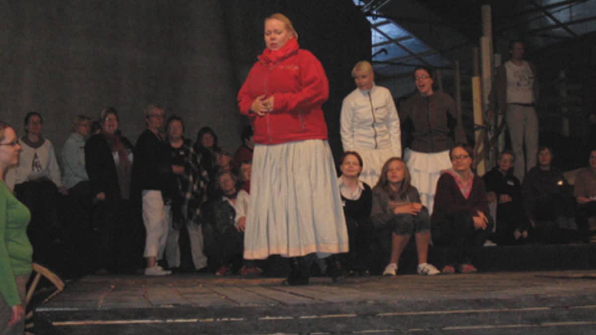 Johanna Rusanen Riitan roolissa Viimeiset kiusaukset -oopperassa.
