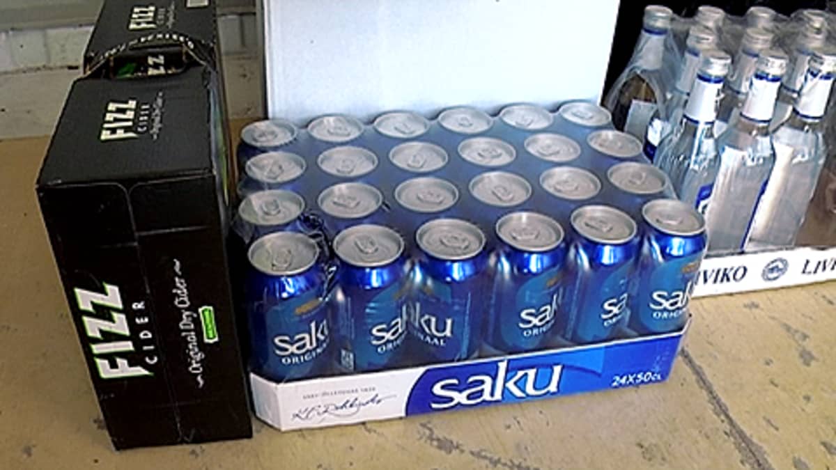 Alkoholijuomia pakkauksissaan.