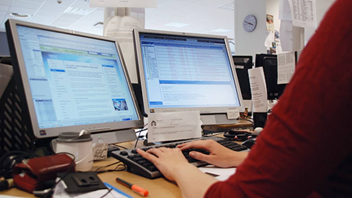Nainen kirjoittaa tietokoneella