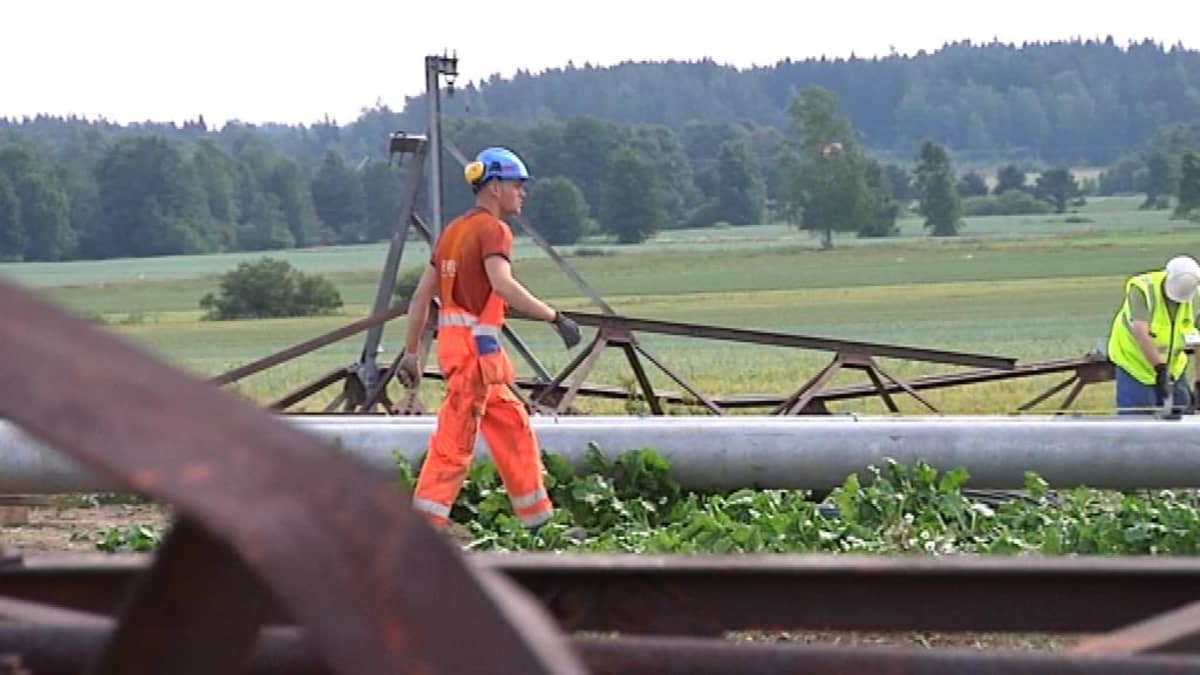 Kaatuneen voimajohtopylvään korjaaminen Tammelassa