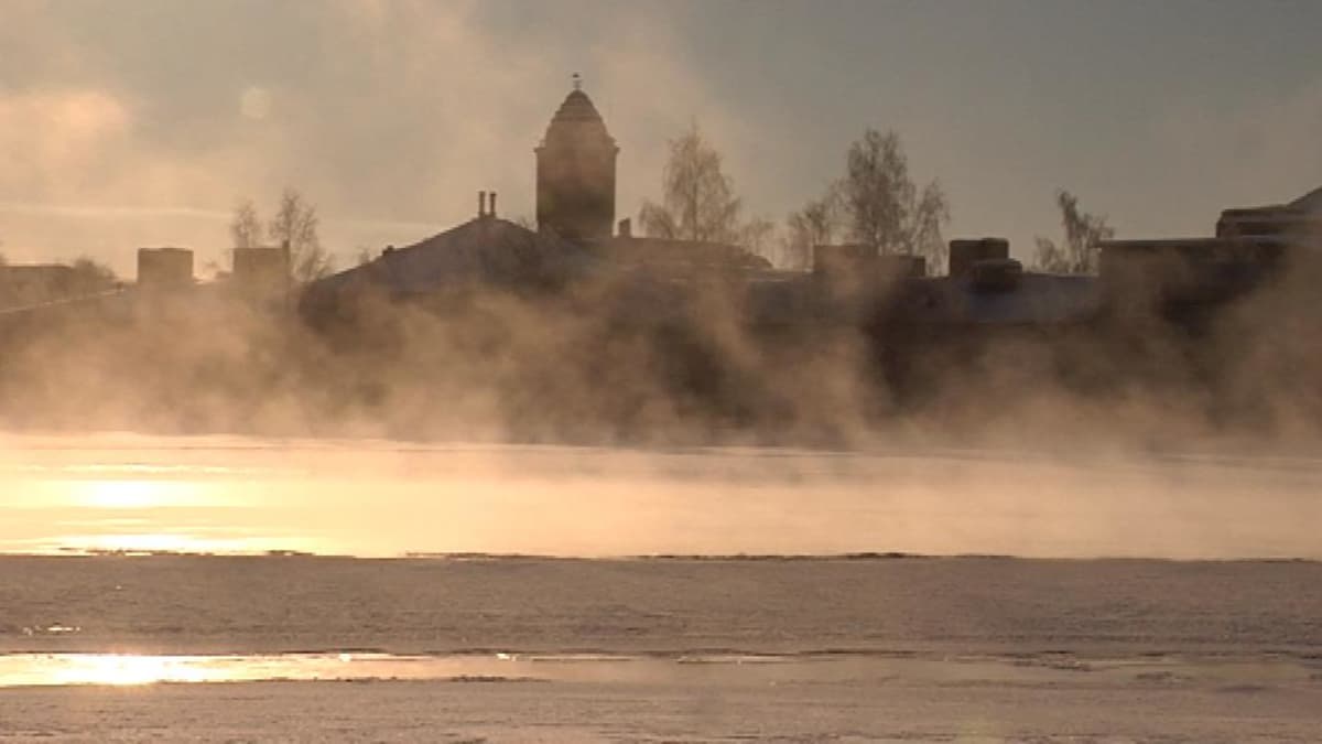 Oulujoki tuottaa usvaa pakkasella. 