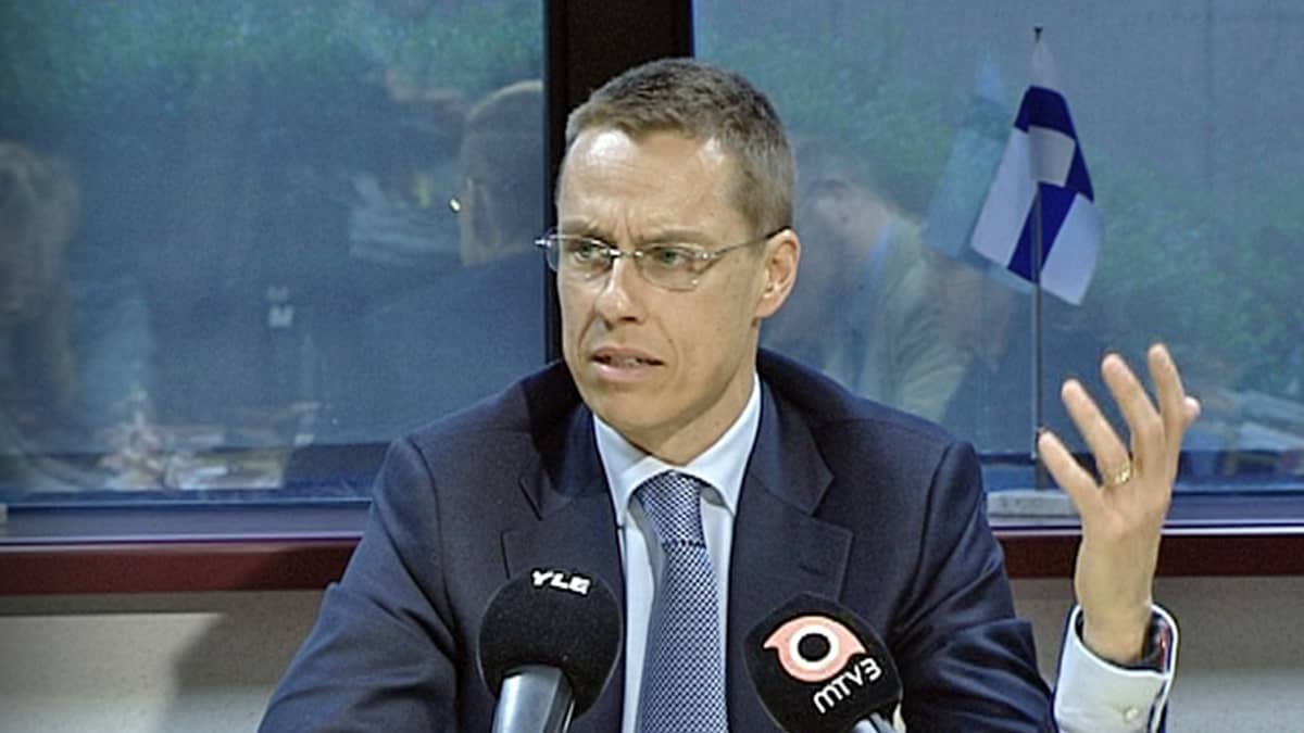 Alexander Stubb puhuu tiedotusvälineille