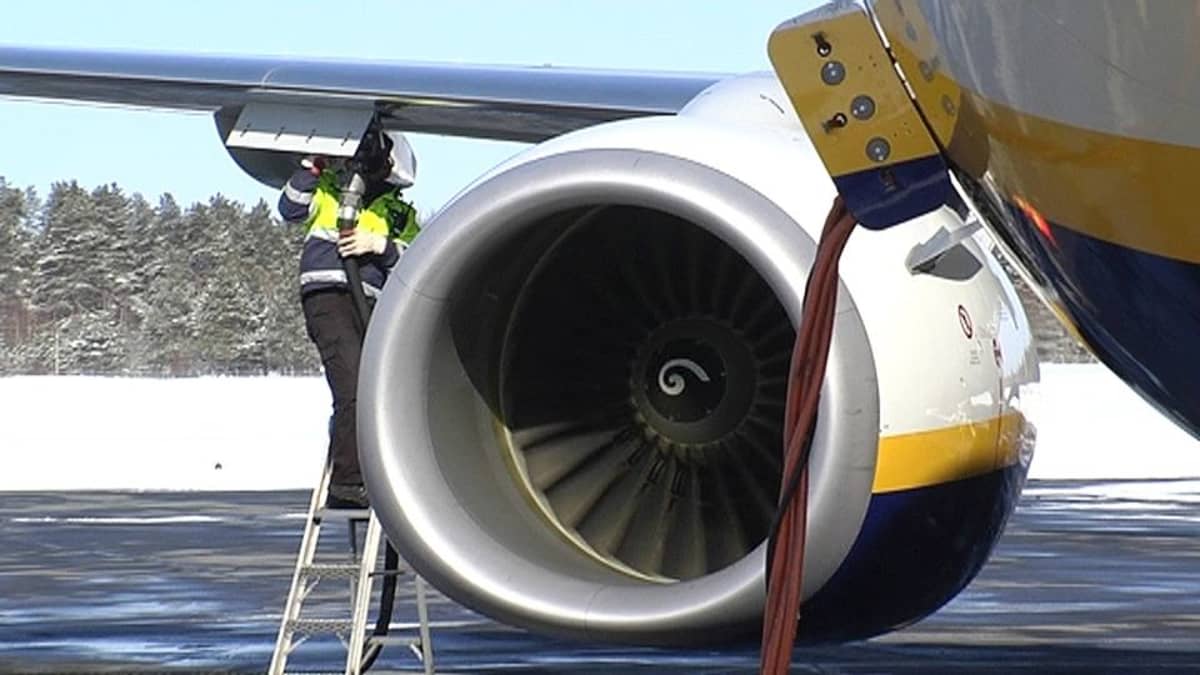 Ryanairin konetta tankataan Lappeenrannan kentällä