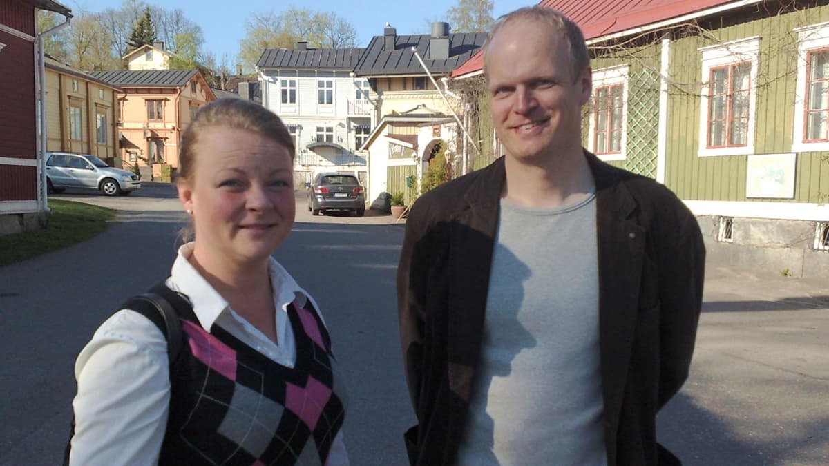 Sanukka Lehtiö ja Oscu Uurasmaa kutsuvat Naantalin vanhankaupungin asukkaita yhteiseen toimintaan.