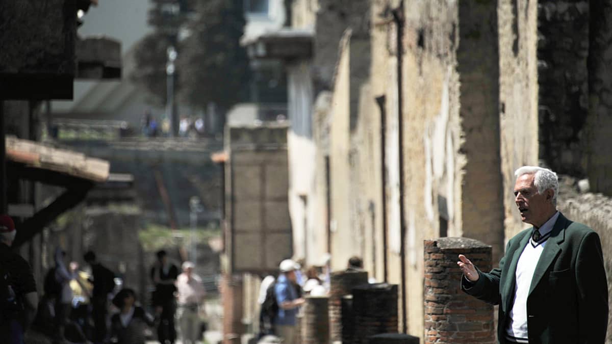 Turistit kävelevät uudelleen avatulla Herculaneumin pääkadulla.
