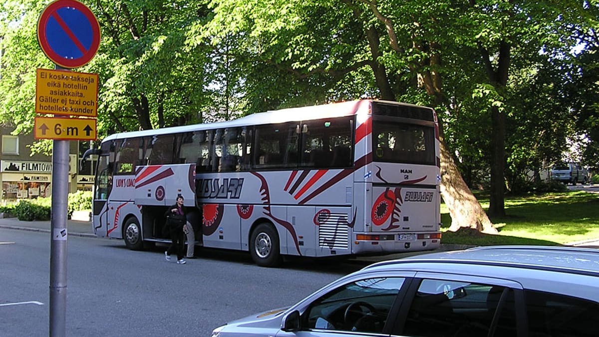 Kuvassa turistibussi Kokkolan keskustassa