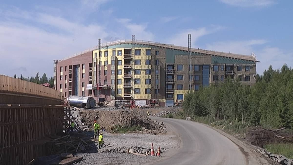 Vuoreksen ensimmäinen kerrostalo rakenteilla.