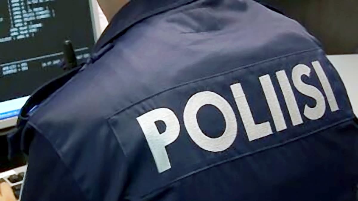 Poliisi tietokoneen ääressä.
