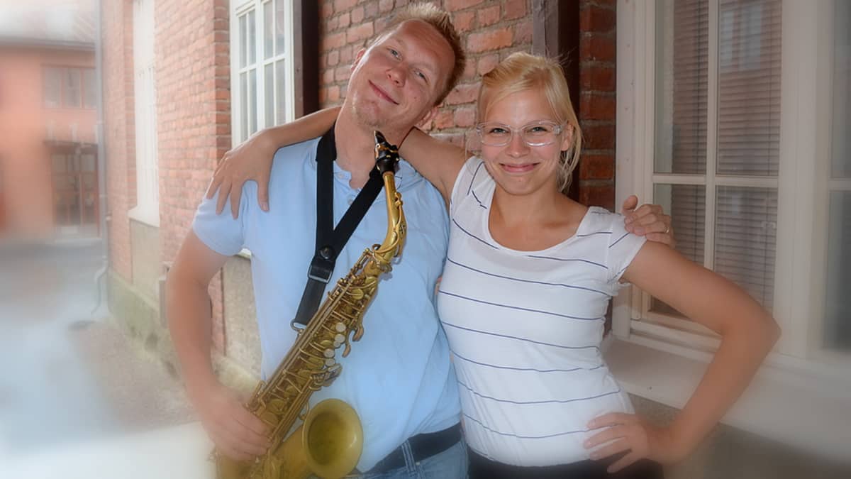William Suvanne saksofoni kaulassaan ja Tarja Kunnari 