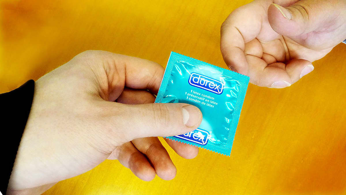 Kondomia annetaan kädestä käteen.